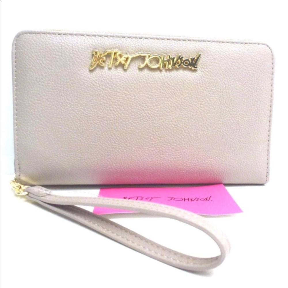 Betsey Johnson Cream Wristlet Brand New ❤️❤️